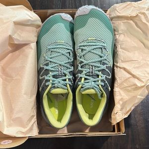 Women’s size 9 Merrell trail glove 7 new in box